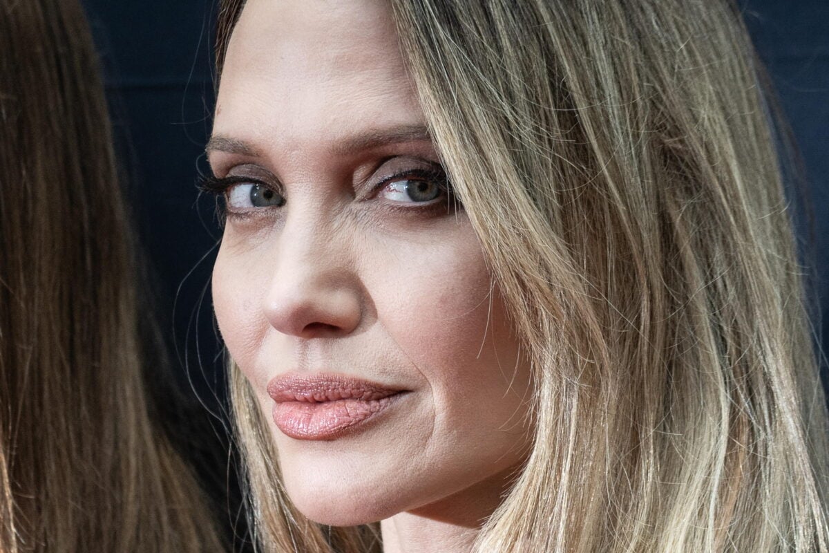 Angelina Jolie, dieci anni dopo: le cicatrici della mastectomia in prima pagina sul «Time»