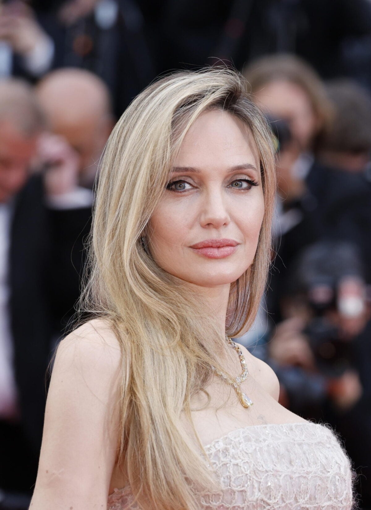 Angelina Jolie, dieci anni dopo: le cicatrici della mastectomia in prima pagina sul «Time»