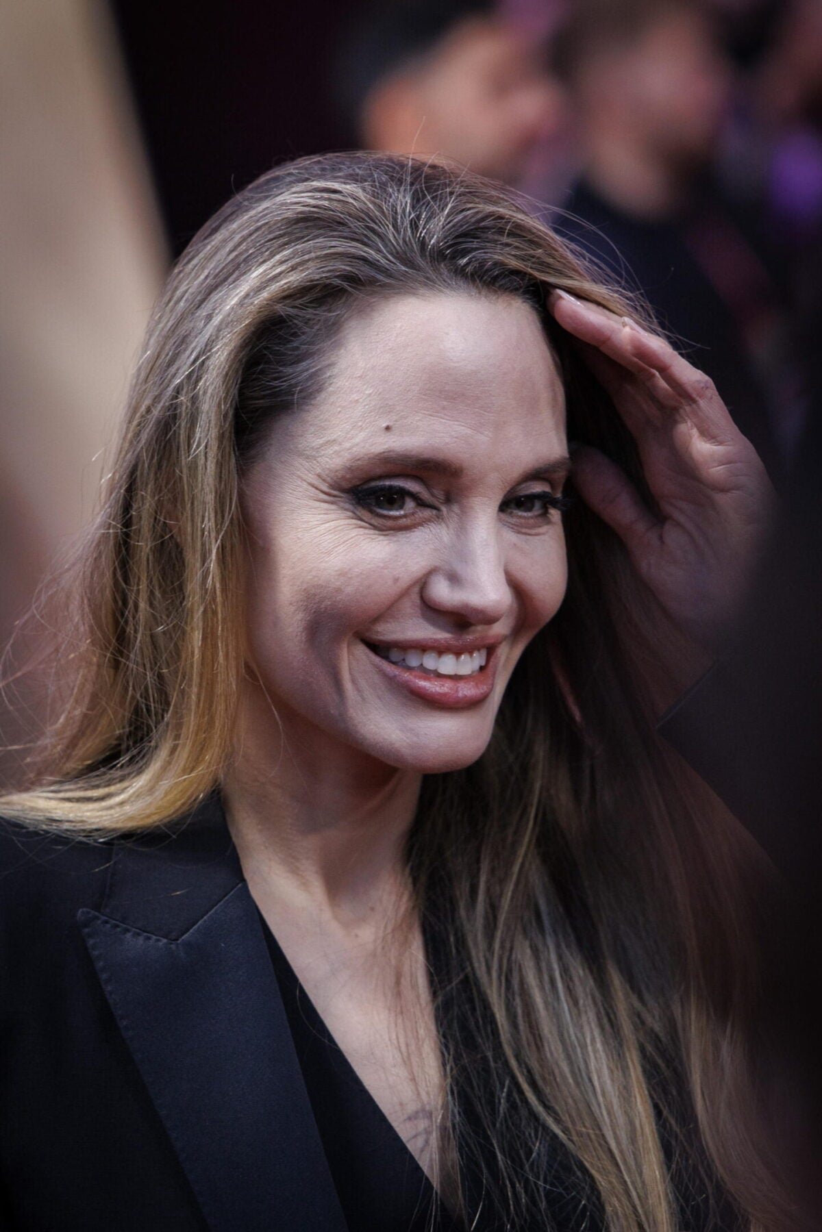 Angelina Jolie, dieci anni dopo: le cicatrici della mastectomia in prima pagina sul «Time»