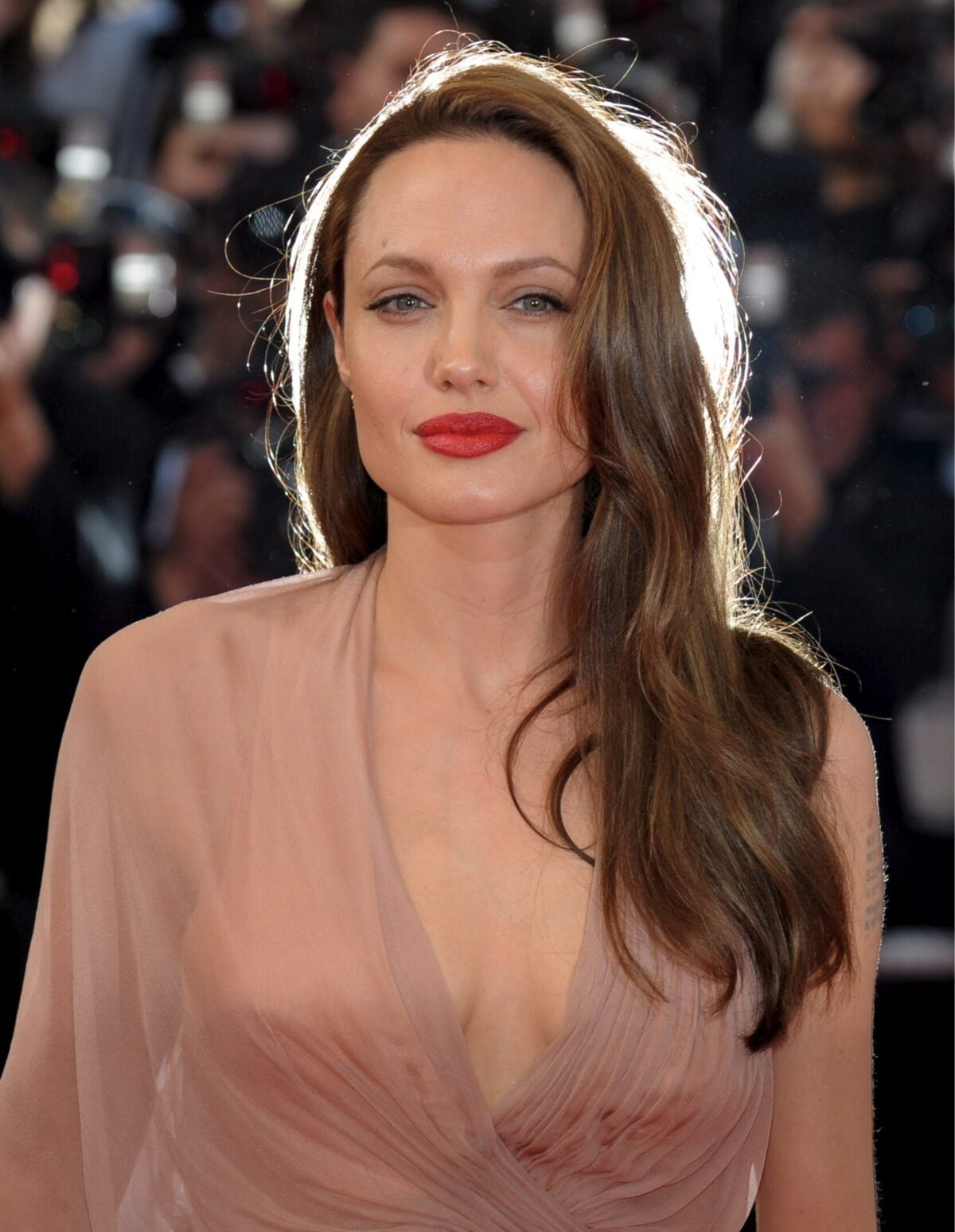 Angelina Jolie, dieci anni dopo: le cicatrici della mastectomia in prima pagina sul «Time»