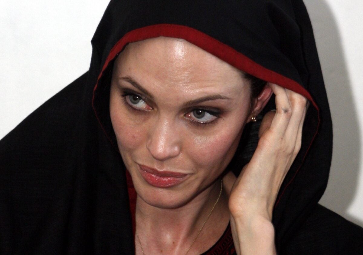 Angelina Jolie, dieci anni dopo: le cicatrici della mastectomia in prima pagina sul «Time»