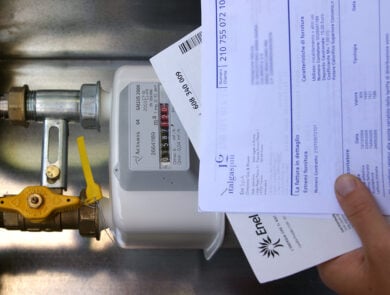 Bollette di luce e gas in calo nel 2026: ecco quanto risparmieranno le famiglie