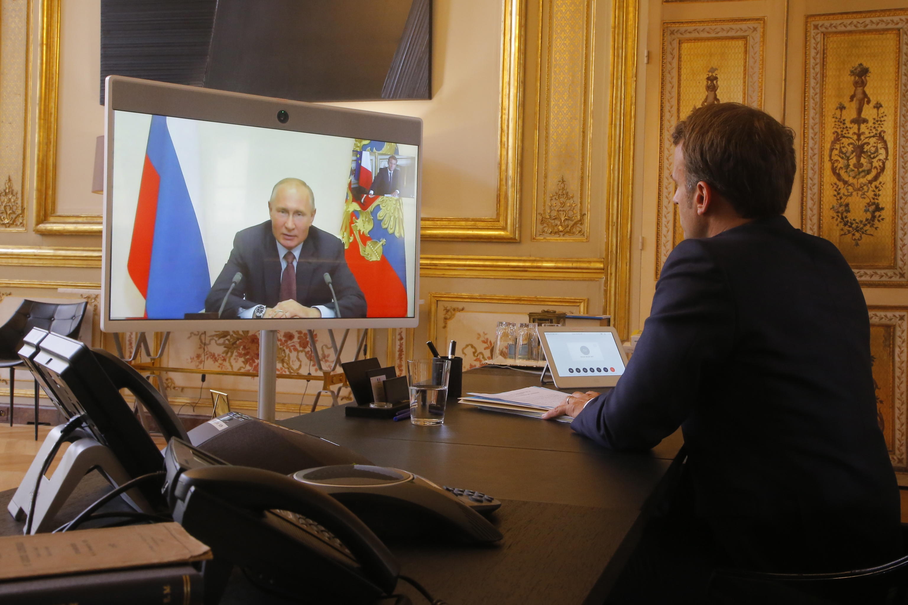 Macron apre a Putin, dopo il no all’uso degli asset russi Parigi vuole riprendere il dialogo con Mosca