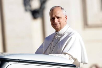 Leone XIV, stoccata tremenda all’Europa del riarmo: «Blasfemo usare la fede per giustificare operazioni militari»