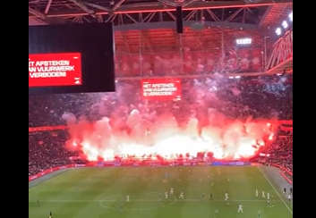 ajax groningen partita sospesa tifosi accendono centinaia di fumogeni