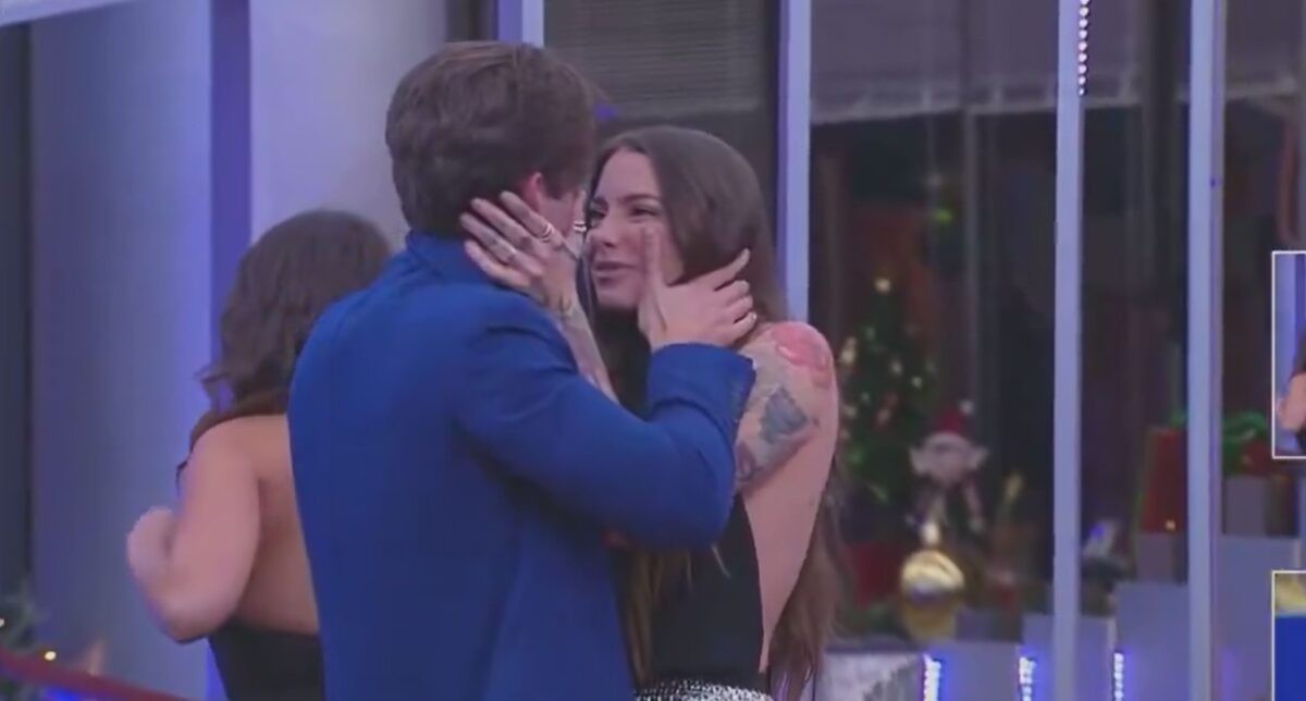 Galleria foto 'Grande Fratello, «La faccio ubriacare»: bufera nella Casa tra lacrime, finalisti, anelli e pagelle' - foto 1