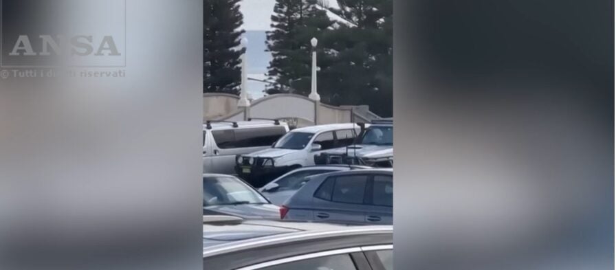 australia il momento della sparatoria a bondi beach morti e feriti da Panorama.it australia il momento della sparatoria a bondi beach morti e feriti
