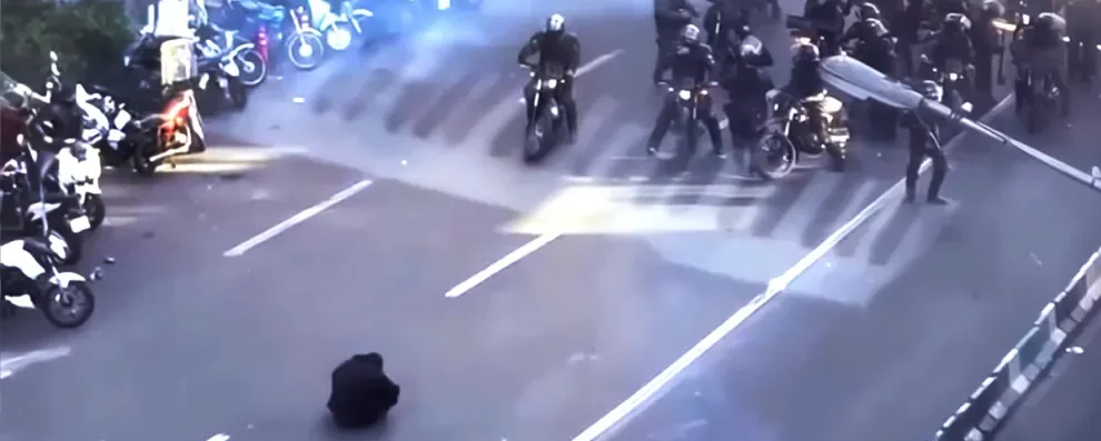 Iran, scioperi a Teheran per il crollo della valuta: bazar chiusi e slogan contro il regime Iran, scioperi a Teheran per il crollo della valuta: bazar chiusi e slogan contro il regime