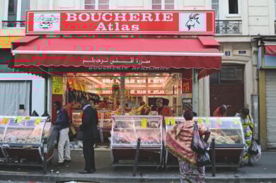 L’islamizzazione vien mangiando: il mercato halal che cambia l’Europa