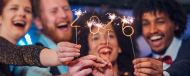 Tutti dicono di odiare il Capodanno. Ma tra cene, riti scaramantici e superstizioni nessuno lo salta (mai) per davvero