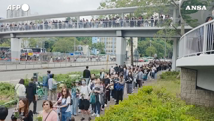 hong kong in lutto migliaia in fila a wang fuk court per le 146 vittime del maxi incendio