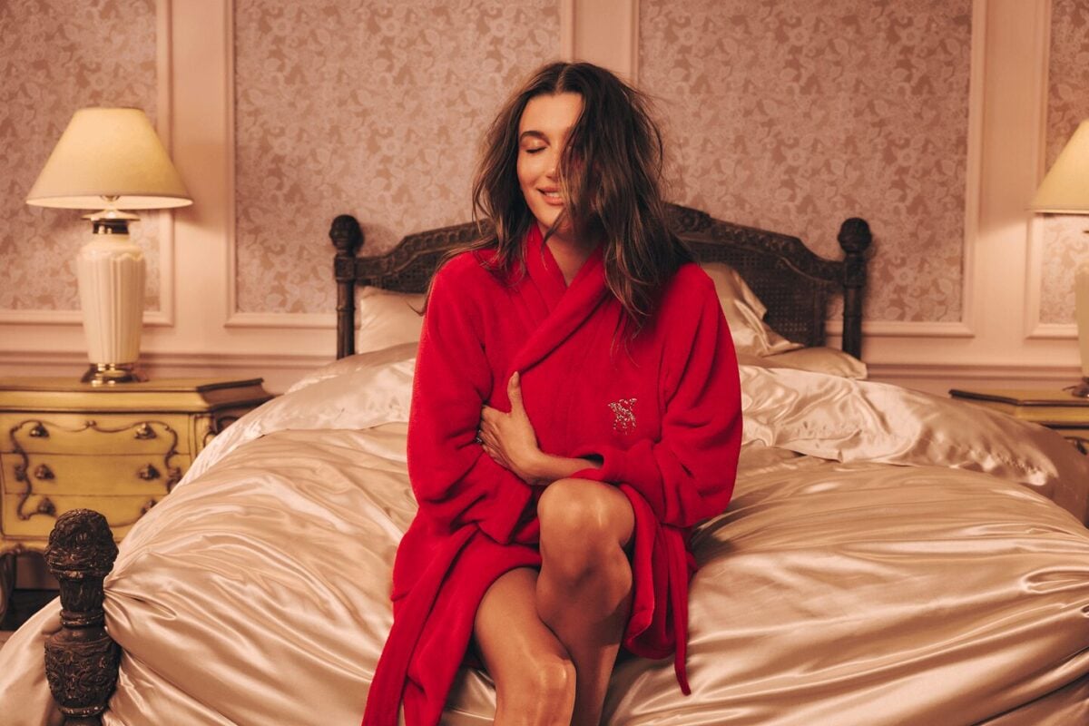 Hailey Bieber protagonista della campagna di San Valentino di Victoria’s Secret
