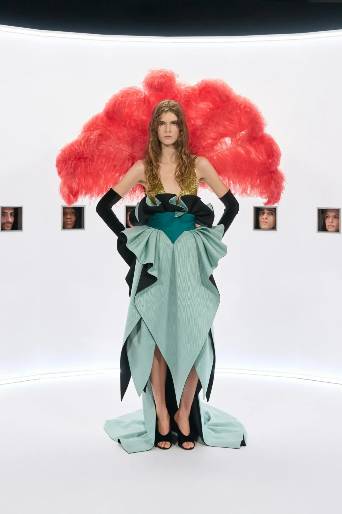 Alta Moda Parigi, l’iperbole estetica di Alessandro Michele per Valentino Alta Moda Parigi, l’iperbole estetica di Alessandro Michele per Valentino