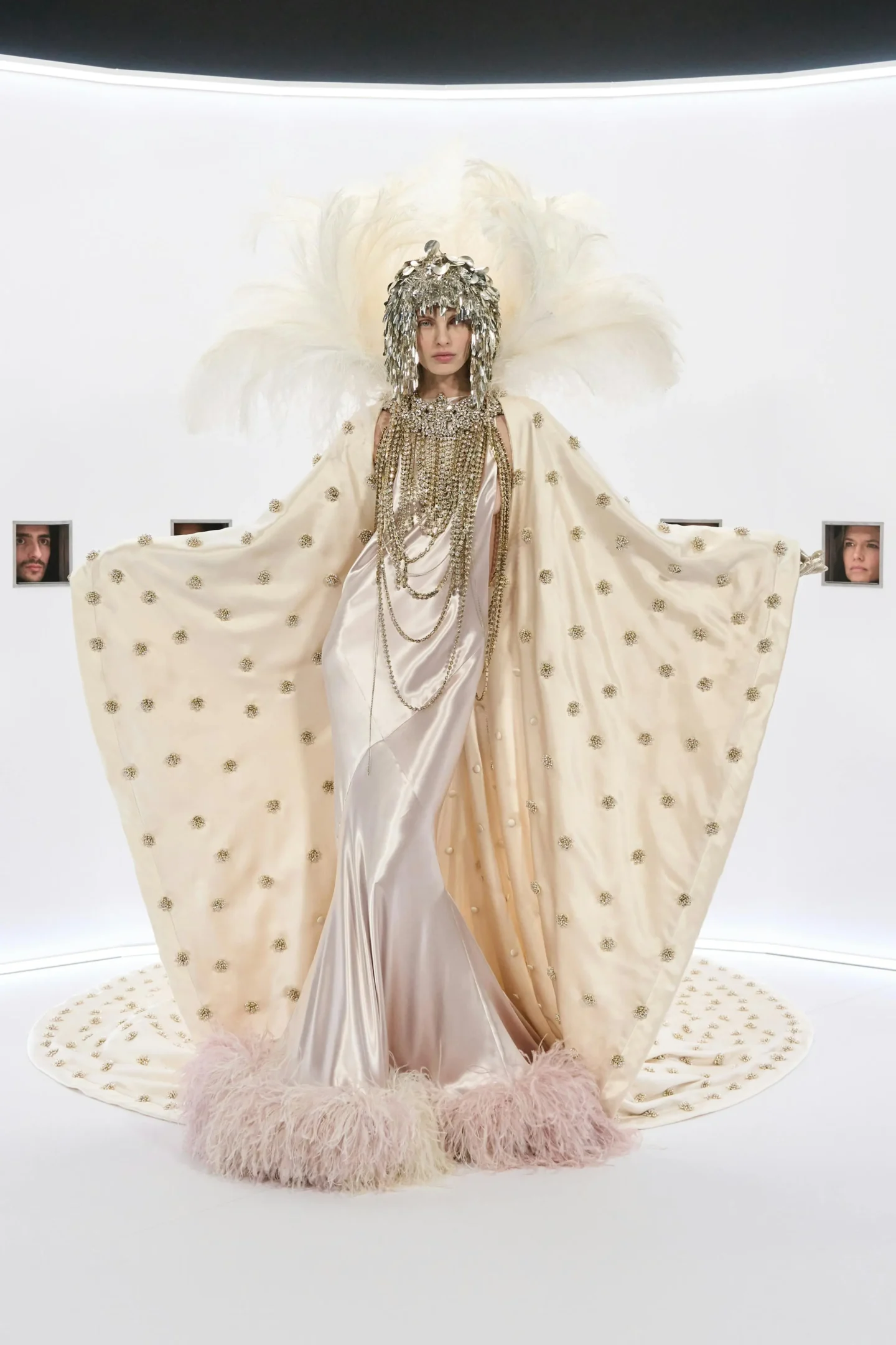 Alta Moda Parigi, l’iperbole estetica di Alessandro Michele per Valentino Alta Moda Parigi, l’iperbole estetica di Alessandro Michele per Valentino