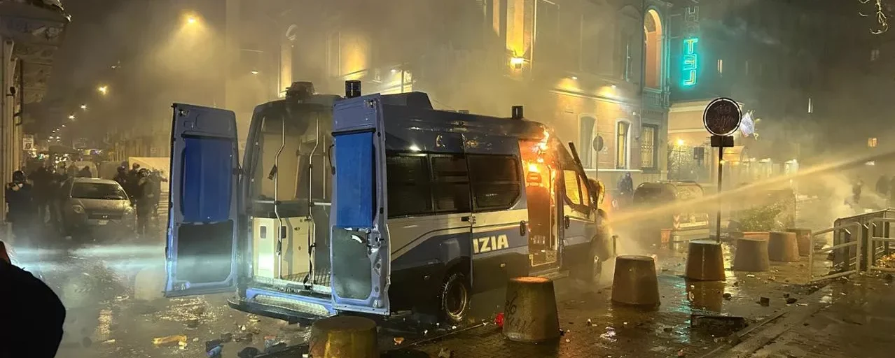 Torino ripiomba nella guerriglia: scontri al corteo per Askatasuna, poliziotto aggredito con un martello Torino ripiomba nella guerriglia: scontri al corteo per Askatasuna, poliziotto aggredito con un martello