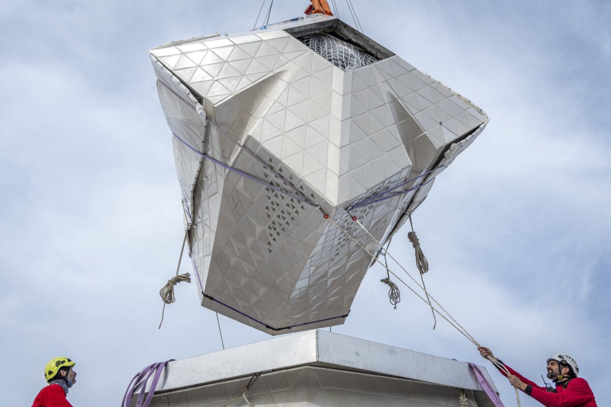 Sagrada Família, completati i bracci della croce sulla Torre di Gesù Cristo: ora manca solo l’Agnus Dei