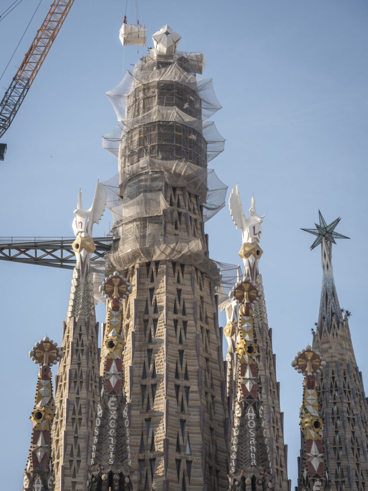 Sagrada Família, completati i bracci della croce sulla Torre di Gesù Cristo: ora manca solo l’Agnus Dei