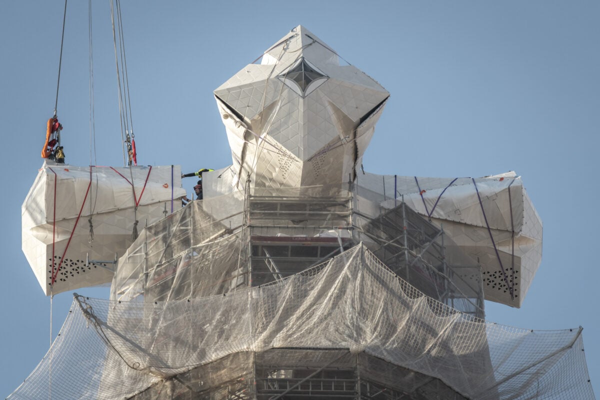 Sagrada Família, completati i bracci della croce sulla Torre di Gesù Cristo: ora manca solo l’Agnus Dei