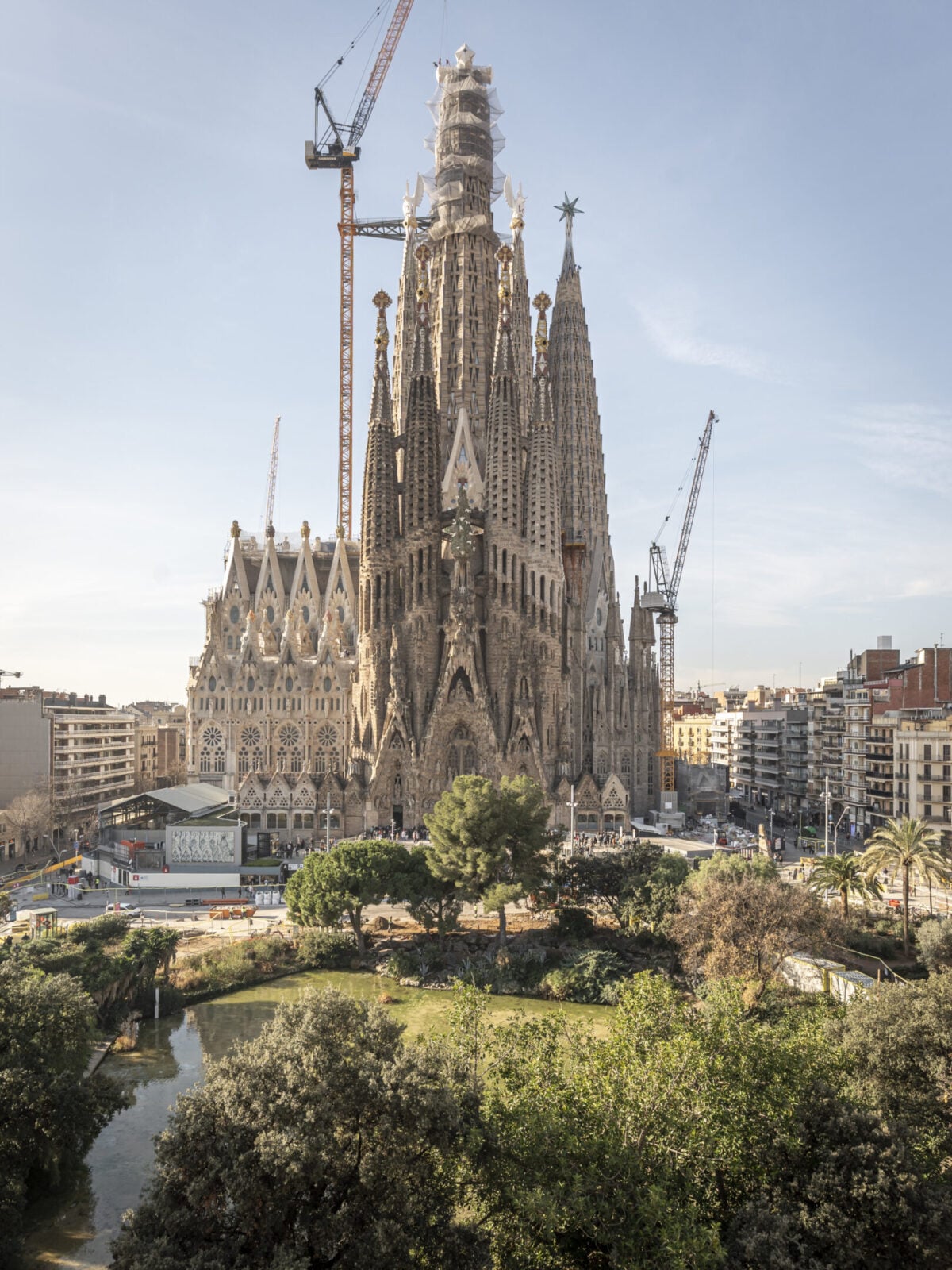Sagrada Família, completati i bracci della croce sulla Torre di Gesù Cristo: ora manca solo l’Agnus Dei