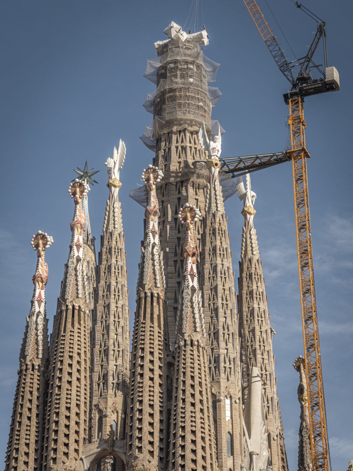 Sagrada Família, completati i bracci della croce sulla Torre di Gesù Cristo: ora manca solo l’Agnus Dei