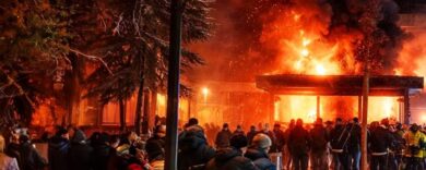 Crans Montana, la resa dei conti: le famiglie chiedono un miliardo di danni (ma gli svizzeri non sono d’accordo)