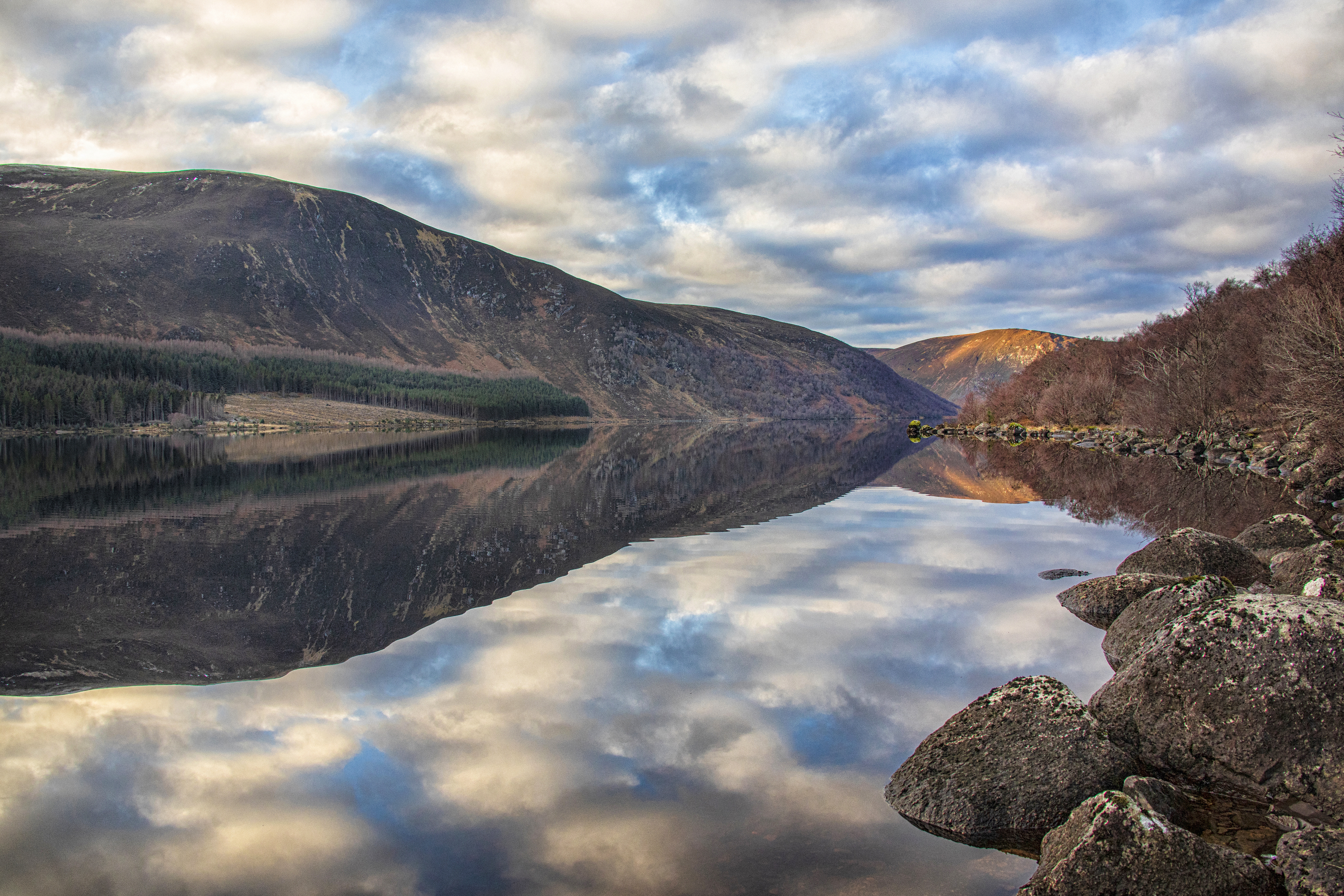 Viaggi ispirati alle serie: castelli, villaggi e luoghi reali dove il mistero prende vita
