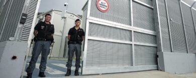 Ora tutti imitano i centri migranti italiani in Albania. Solo i nostri giudici li frenano