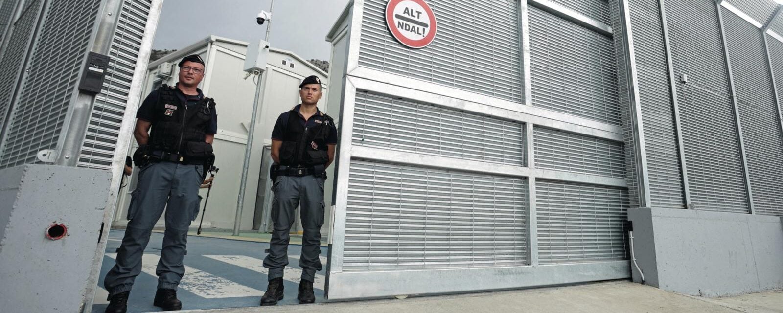 Ora tutti imitano i centri migranti italiani in Albania. Solo i nostri giudici li frenano