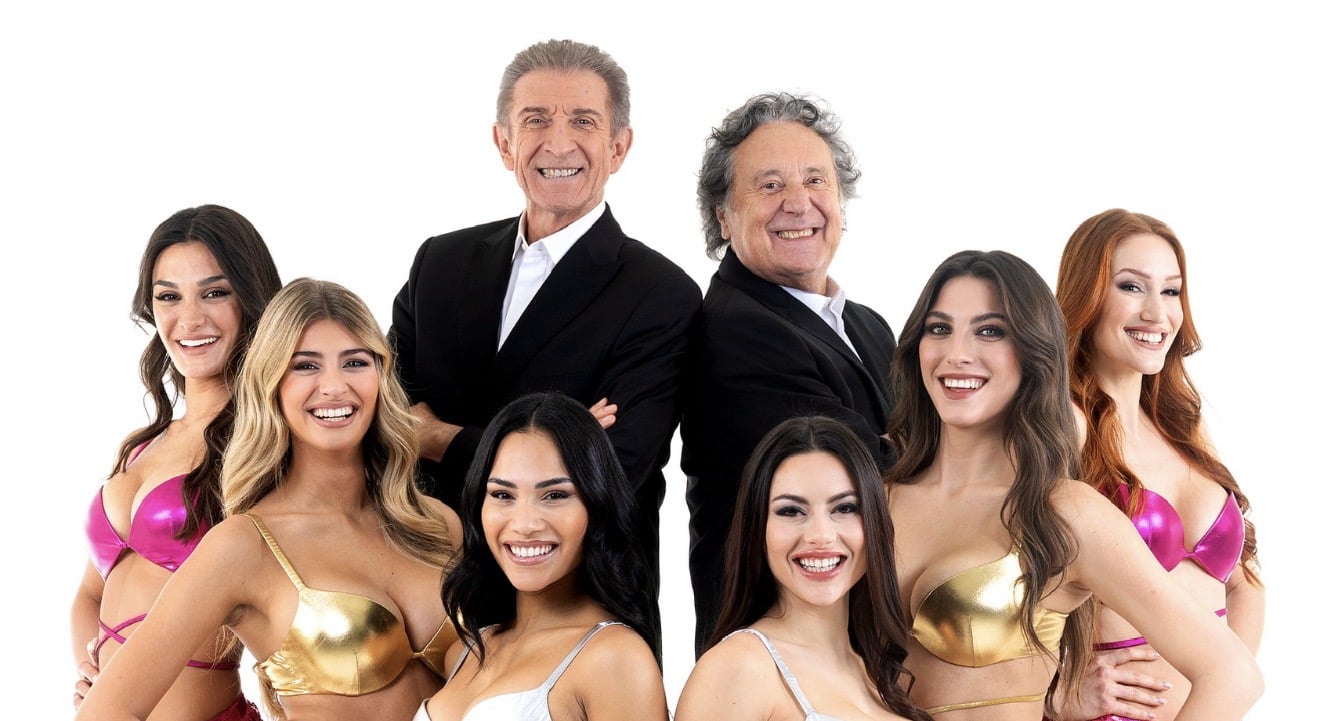 Striscia la notizia riparte in prima serata: sei Veline, una band dal vivo e Maria De Filippi inviata d’eccezione