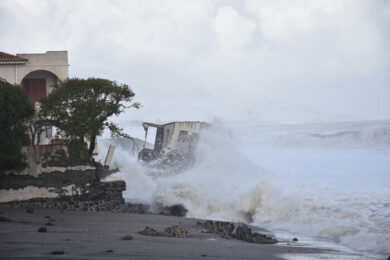 Il Sud in ginocchio dopo il ciclone Harry: il mare cancella le coste. E ora sull’Italia arriva anche la neve