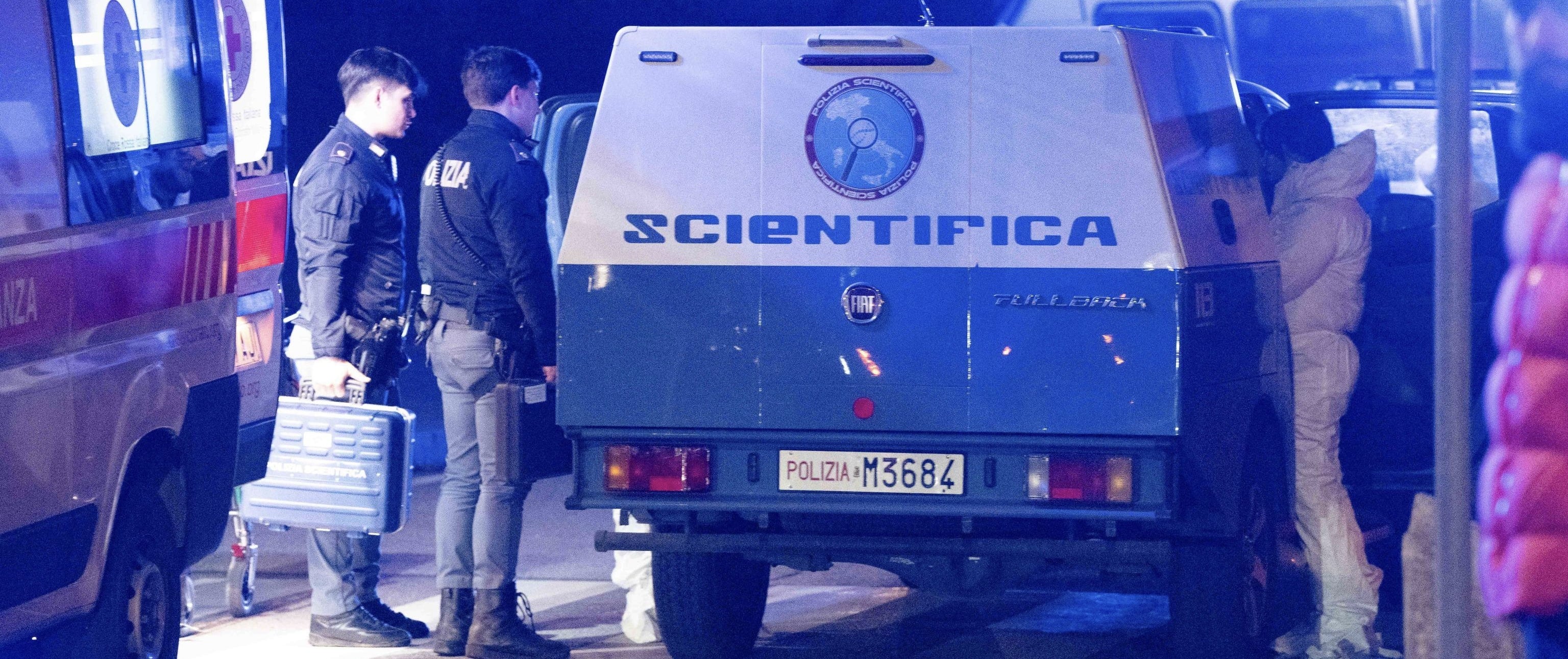 Milano, sparatoria a Rogoredo: ventenne ucciso dalla polizia. L’arma era una replica a salve Milano, sparatoria a Rogoredo: ventenne ucciso dalla polizia. L’arma era una replica a salve