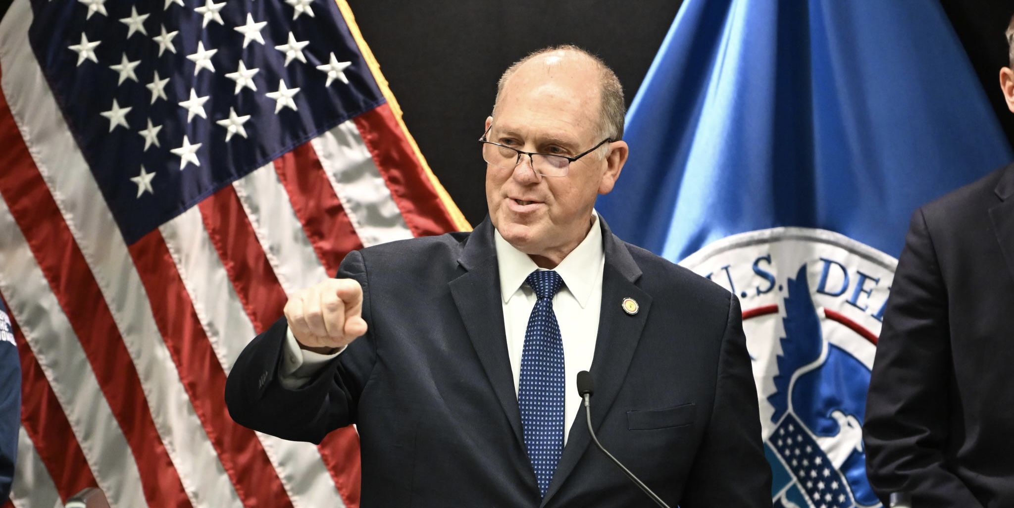 La “dottrina Homan” sbarca in Minnesota: linea dura sull’immigrazione e sfida alle città santuario