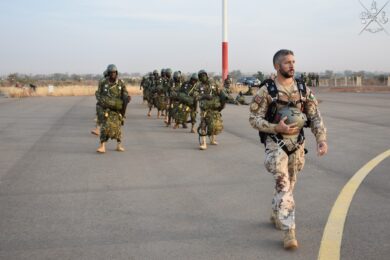 Spari ed esplosioni vicino all’aeroporto di Niamey: dirottati due voli, militari italiani messi in sicurezza