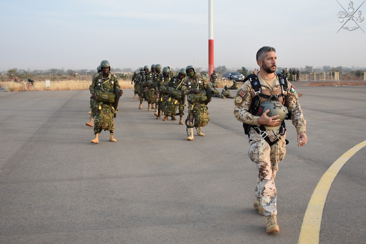 Spari ed esplosioni vicino all’aeroporto di Niamey: dirottati due voli, militari italiani messi in sicurezza Spari ed esplosioni vicino all’aeroporto di Niamey: dirottati due voli, militari italiani messi in sicurezza