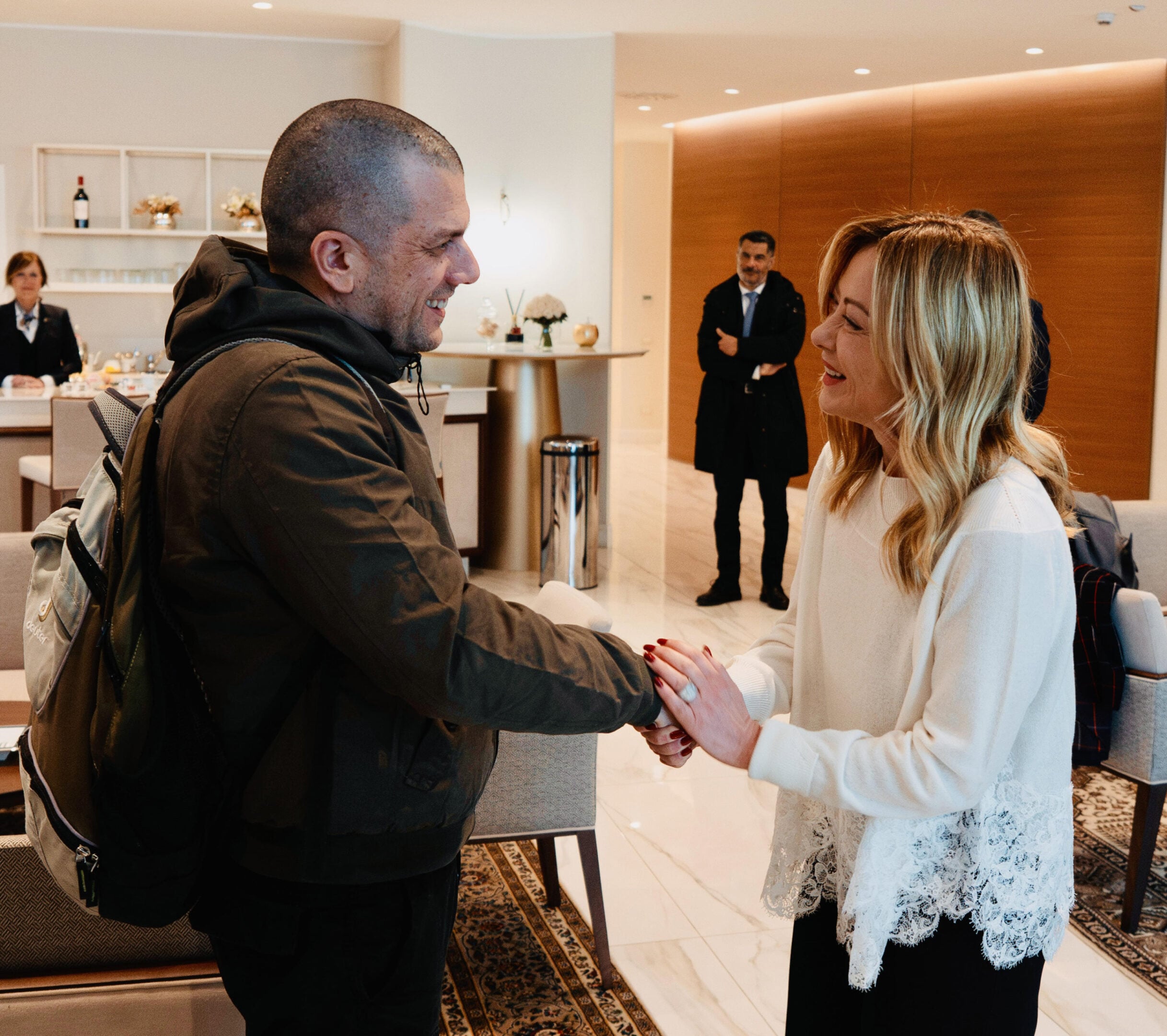 Venezuela: atterrati in Italia Alberto Trentini e Mario Burlò, l’abbraccio con i familiari e il saluto di Meloni