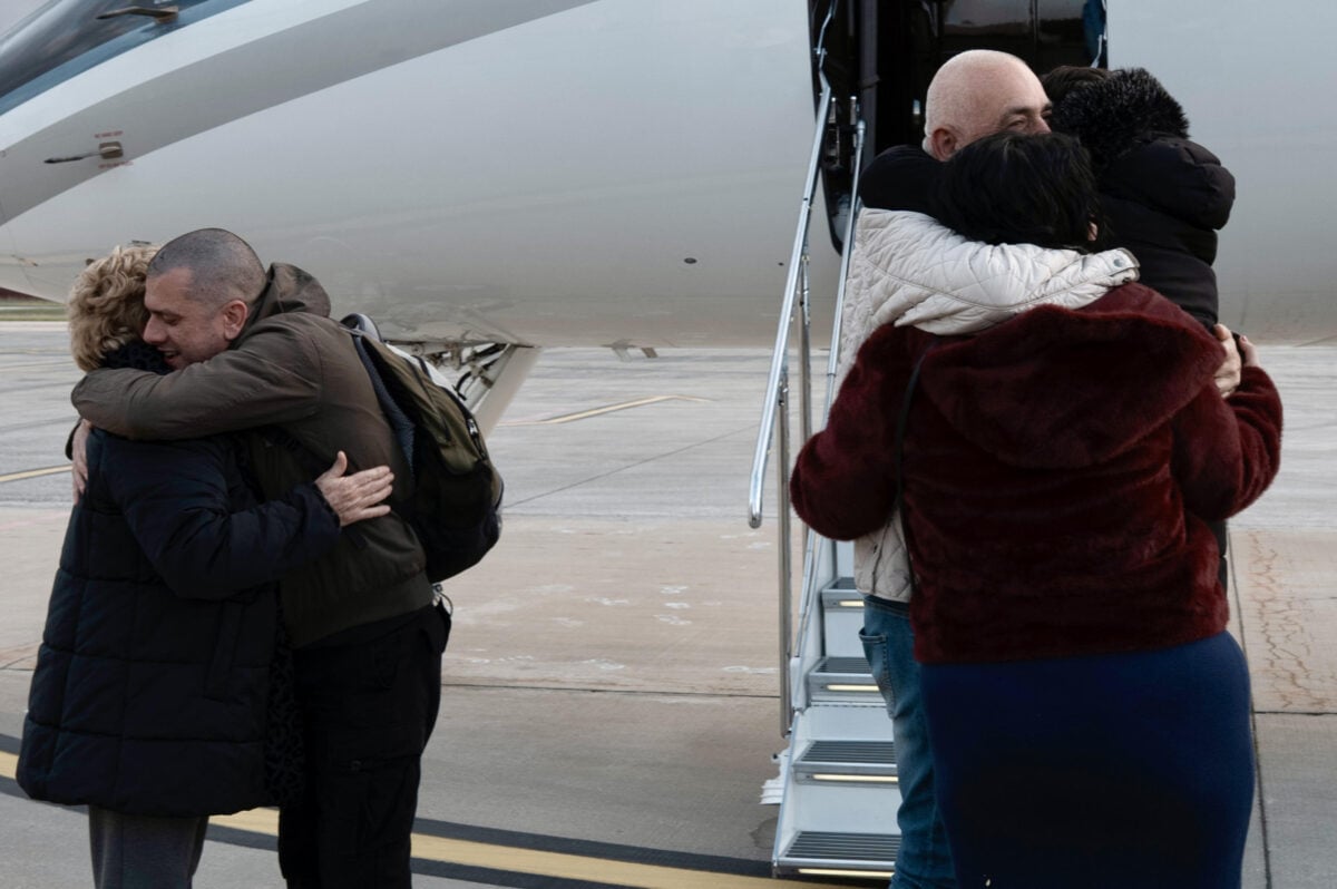 Venezuela: atterrati in Italia Alberto Trentini e Mario Burlò, l’abbraccio con i familiari e il saluto di Meloni
