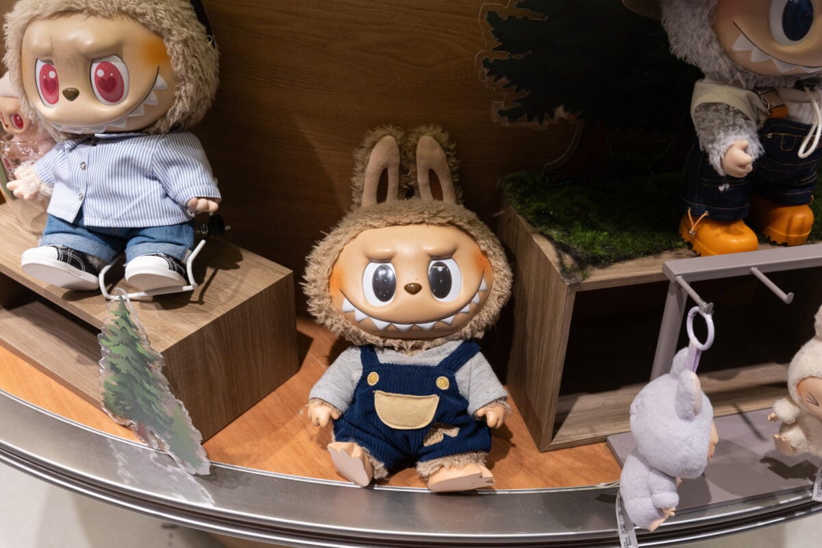 Inchiesta sui Labubu: lavoro minorile e contratti in bianco dietro i pupazzi più desiderati del mondo