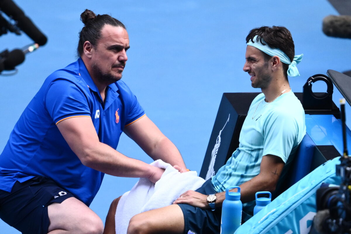 Musetti domina due set poi si ritira Djokovic in semifinale a Melbourne