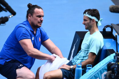 Musetti domina due set poi si ritira Djokovic in semifinale a Melbourne