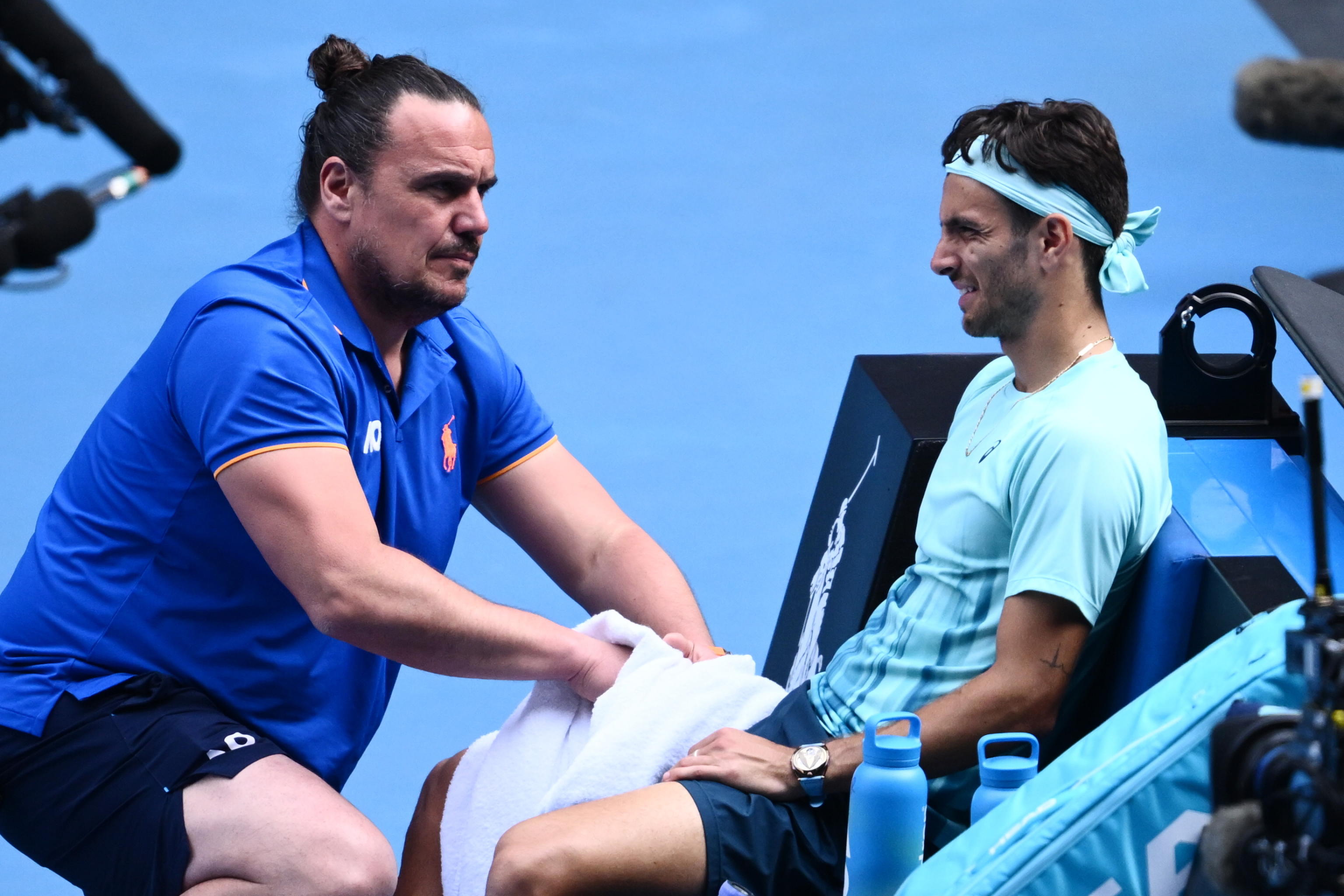 Musetti domina due set poi si ritira Djokovic in semifinale a Melbourne