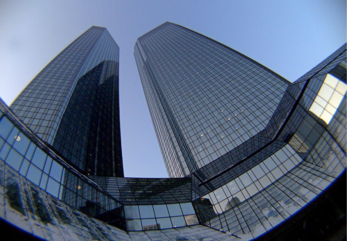 Perquisizioni alla Deutsche Bank: indagini su presunto riciclaggio legato a Roman Abramovich