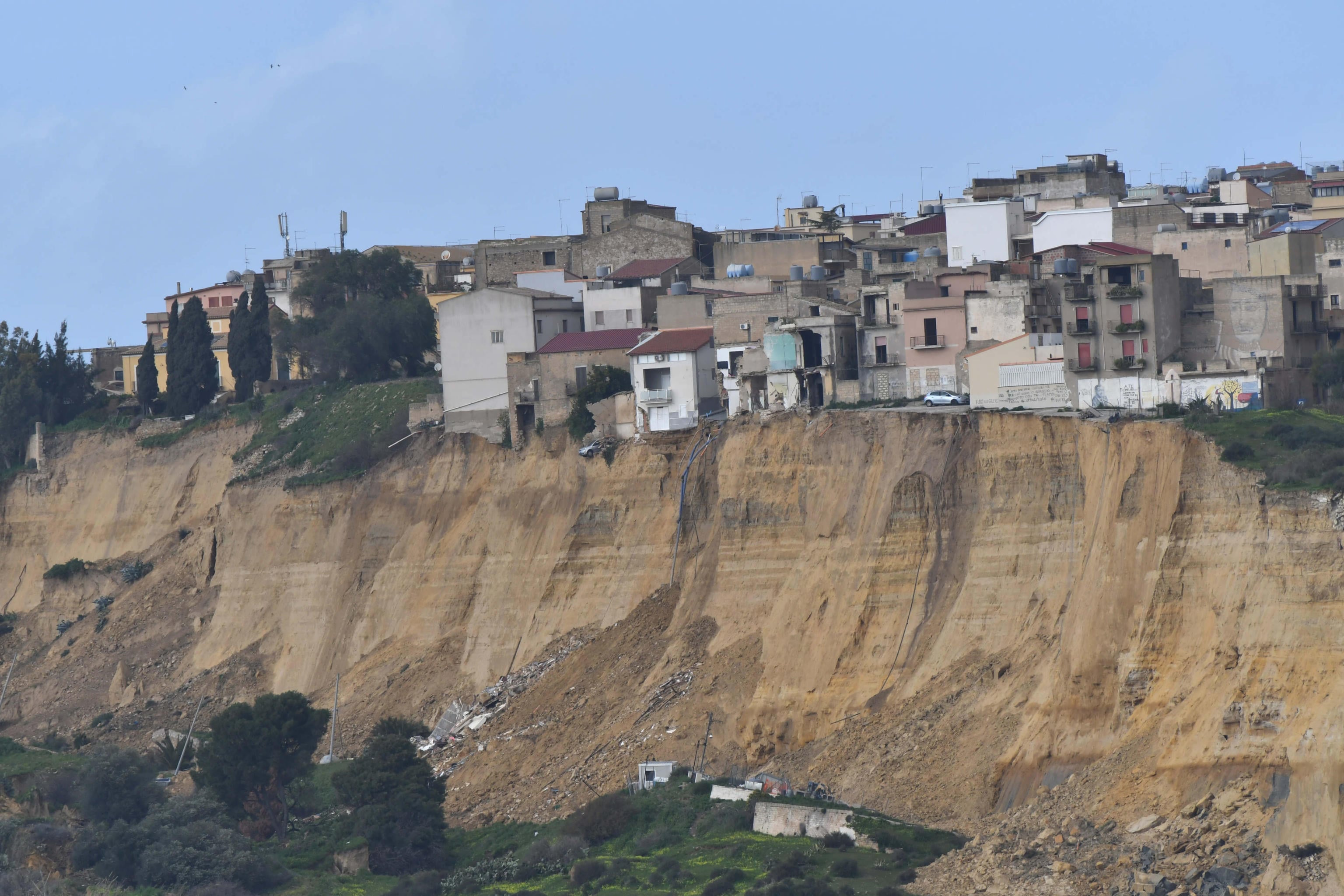 Frana a Niscemi, oltre 1.300 sfollati: Musumeci propone un’indagine amministrativa 