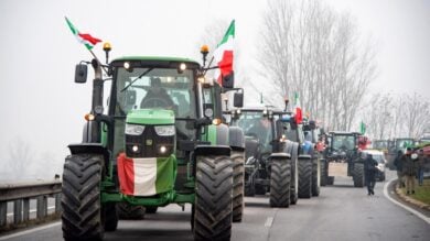 Video – Trattori in corteo a Milano: la protesta degli agricoltori contro l’accordo Ue-Mercosur