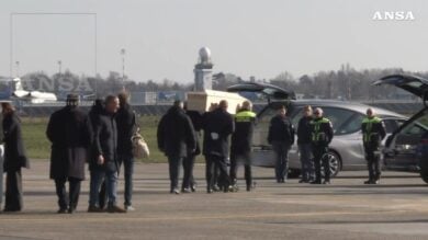 Strage Crans Montana, l’arrivo a Linate dei feretri delle vittime italiane