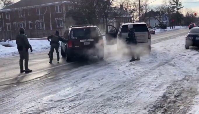 Minneapolis, donna uccisa da un agente della polizia ICE anti migrazioni: le immagini