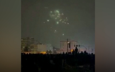 Teheran, manifestanti in piazza Punak con fuochi d’artificio e luci dei cellulari