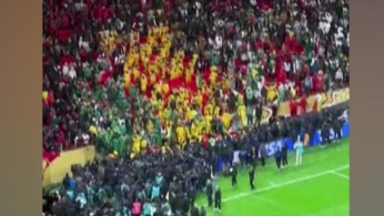 Coppa d’Africa, il tentativo di invasione di campo dei tifosi del Senegal durante la finale