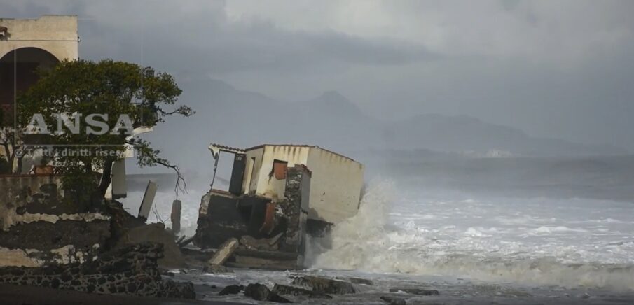 Maltempo nel catanese, i danni del ciclone Harry sul lungomare di Mascali