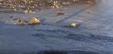 Maltempo, il Poetto di Cagliari devastato dalle mareggiate: stabilimenti invasi dall’acqua