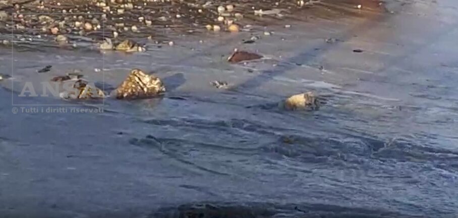 Maltempo, il Poetto di Cagliari devastato dalle mareggiate: stabilimenti invasi dall’acqua